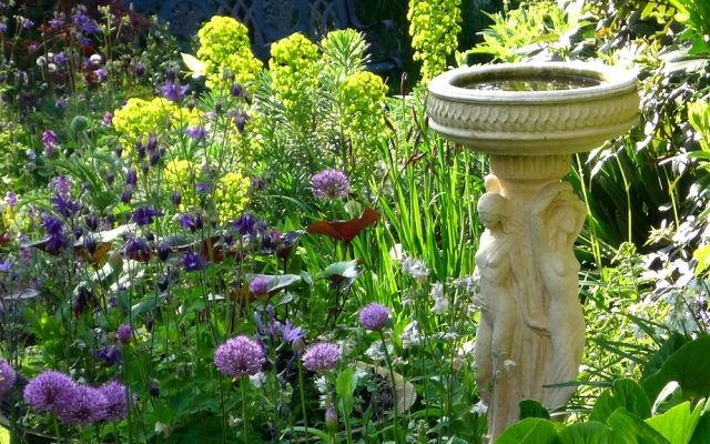 Beautiful garden planting by Gardenia Gardens of Dulwich